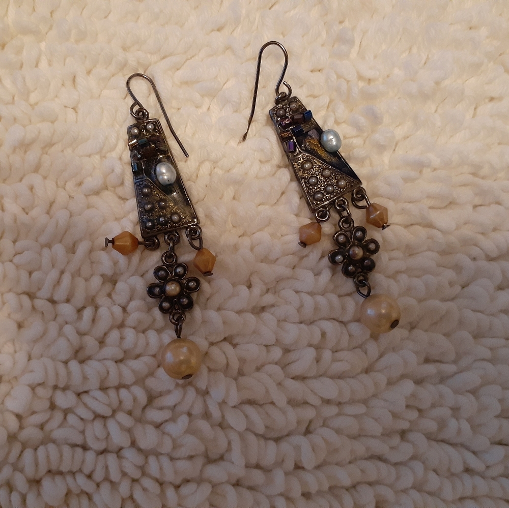 Wire hanging earrings